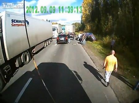 Autojuhid töötlevad väljapressijate autot. Kaader: Liveleak